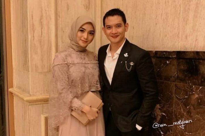Citra Kirana tampak berfoto mesra dengan Rezky Aditya