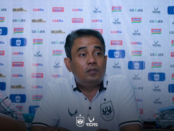 Ketua panitia pelaksana PSIS Semarang, Ferdinand Hindiriarto, memberikan keterangan sebelum laga kontra Persebaya Surabaya pada pekan ke-19 Liga 1 2019.