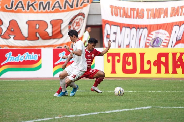 Bek Barito Putera, Gavin Kwan Adsit (depan) mencoba menahan laju penyerang Persija, Heri Susanto pada laga pekan ke-20 Liga 1 2019 di Stadion Patriot, Kota Bekasi, Senin (23/9/2019).