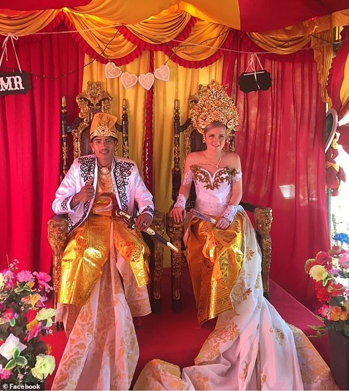 Pernikahan Wayan dan Sumawa dengan menggunakan adat tradisional Bali (Sosok / Facebook)