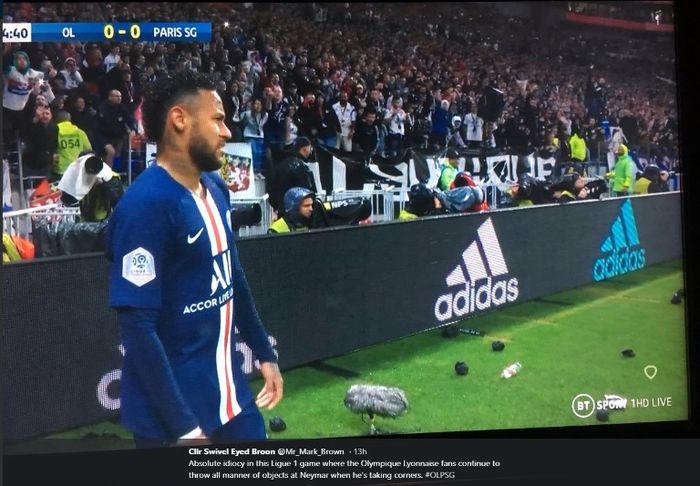 Neymar menjadi objek lemparan fan Olympique Lyon dalam pertandingan Minggu (22/9/2019).