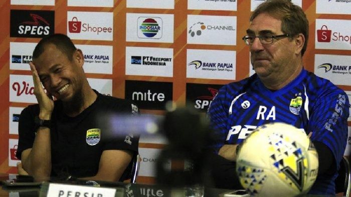 Pelatih Persib Bandung Robert Rene Alberts tertawa bersama Supardi Nasir dalam konferensi pers di Sidoarjo, Jawa Timur, Senin (23/9/2019), menjelang duel kontra Persipura Jayapura.