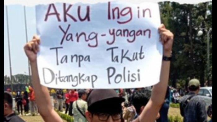 == Mahasiswa di berbagai penjuru Indonesia serempak turun ke jalan berdemonstrasi, Selasa (24/9/2019). Di antara mereka tak sedikit membawa poster bernada kocak.