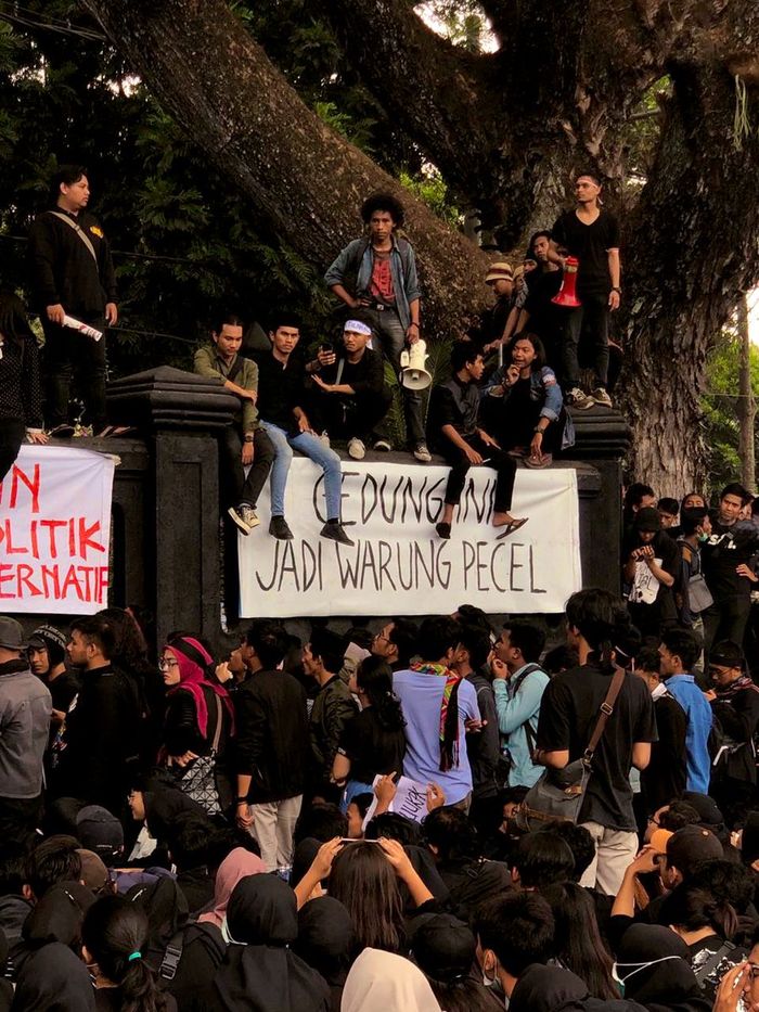 Gedung DPR/MPR jadi warung pecel?