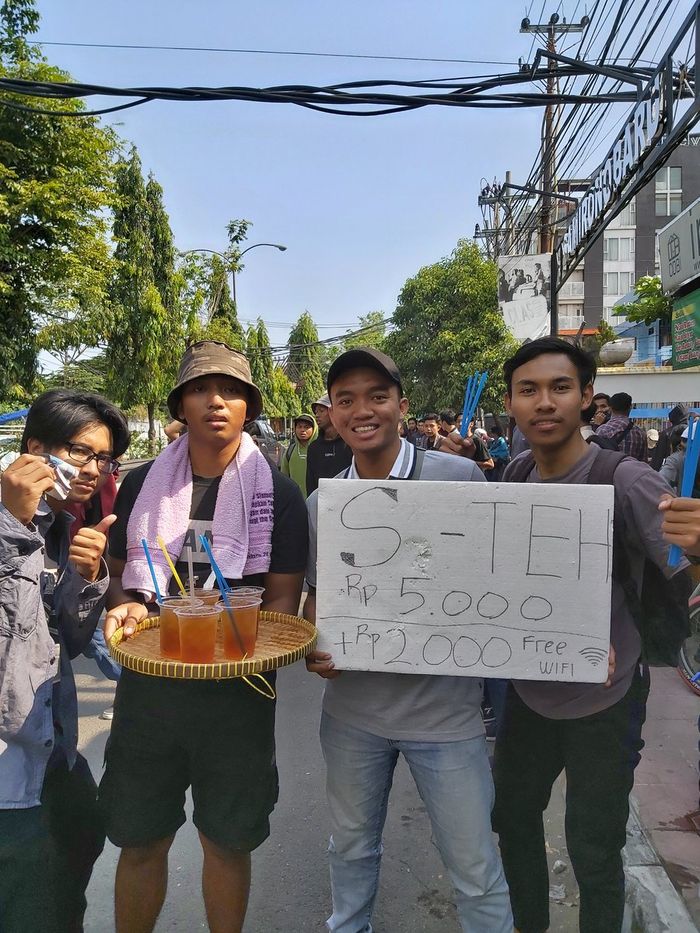 Jual es teh di tengah aksi penyampaian pendapat