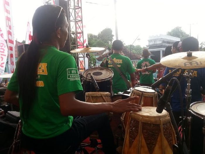 Aksi Cak Malik menabuh kendang saat tampil bareng orkes dangdut Lagista.