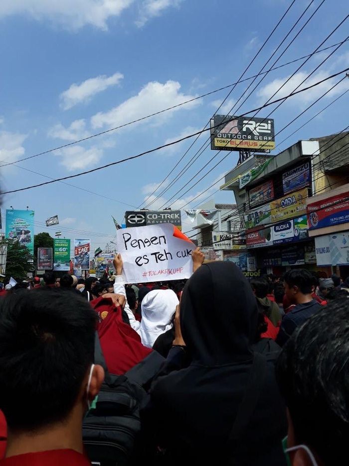 Spanduk minta es teh ditengah aksi penyampaian pendapat mahasiswa
