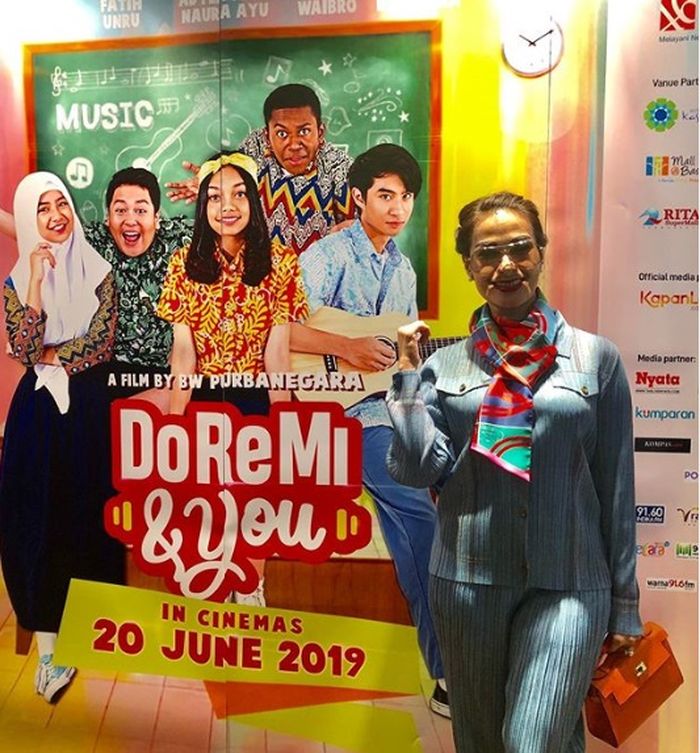 Hampir Kepala 5, Iis Dahlia Tetap Cantik Saat Hadiri Premiere Film - Busana setelan yang stylish
