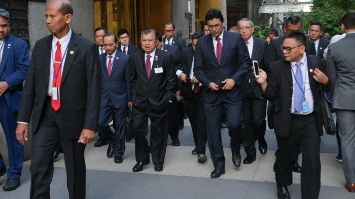 Wapres Jusuf Kalla bersama rombongan memilih berjalan kaki menuju markas PBB New York.