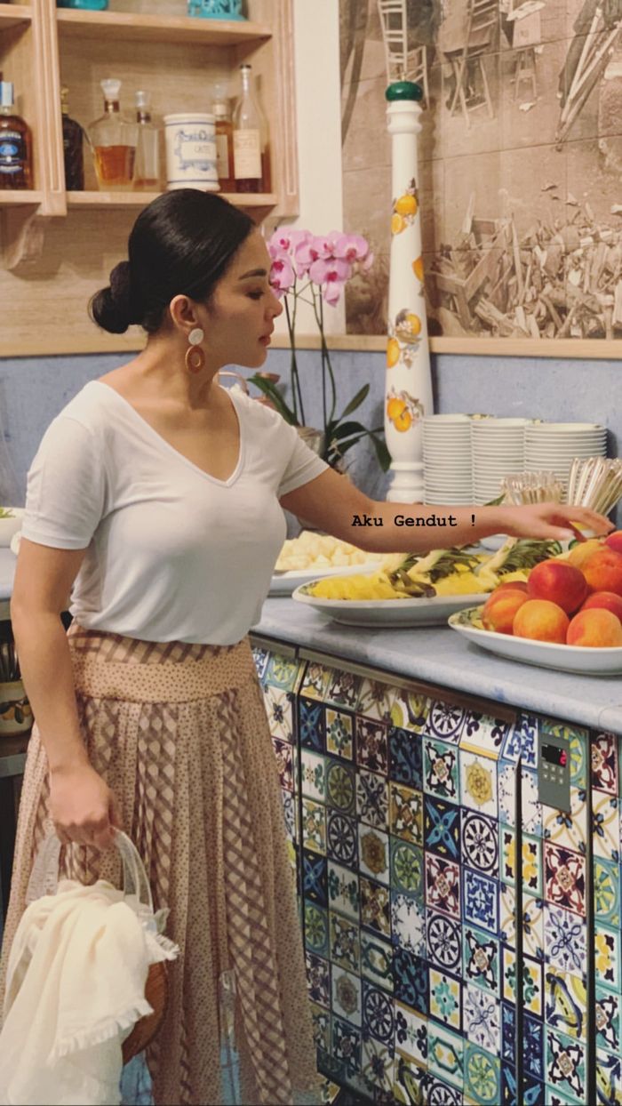 Tampilan Syahrini yang modis yang diberi caption,