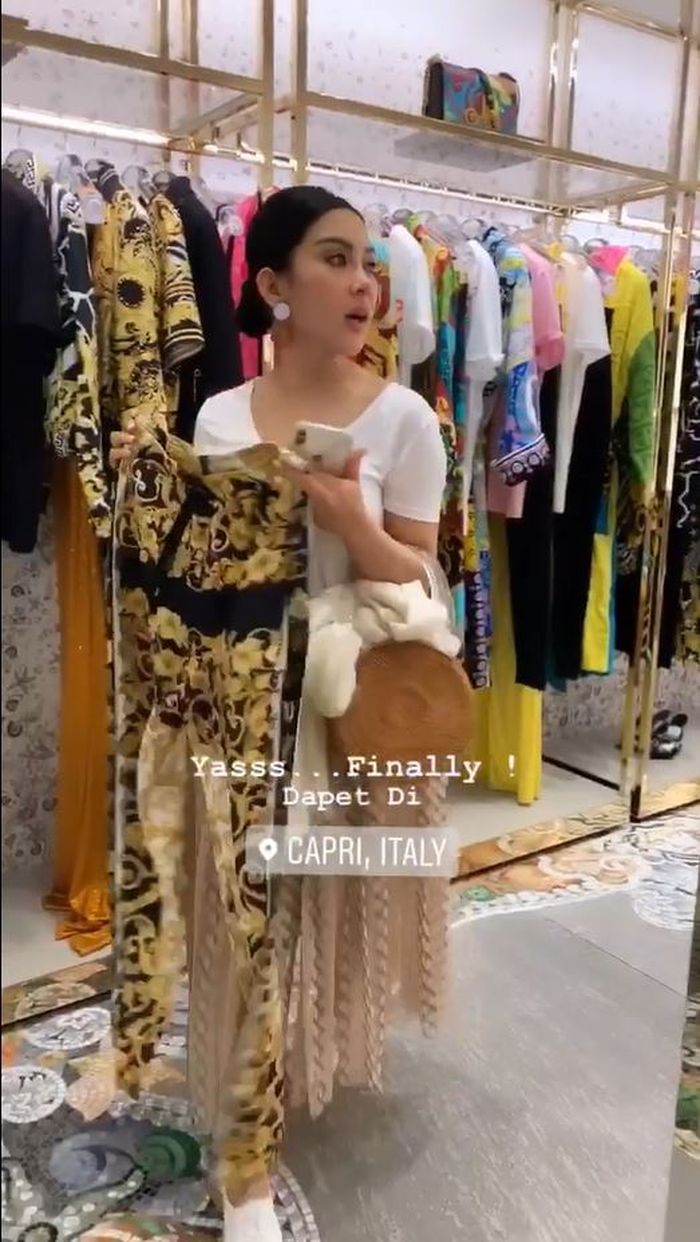 Unggahan instastory Syahrini di Capri Italia