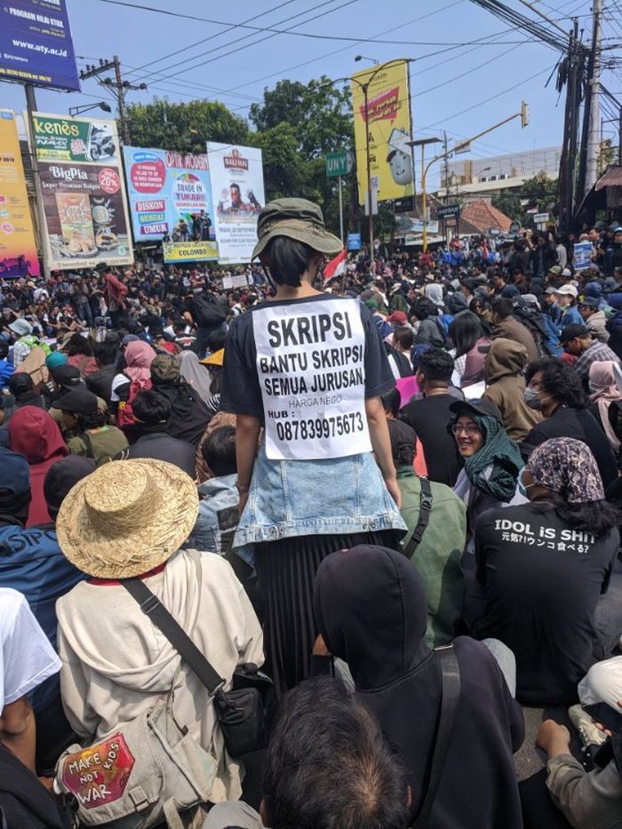 Spanduk jasa skripsi ditengah aksi penyampaian pendapat mahasiswa