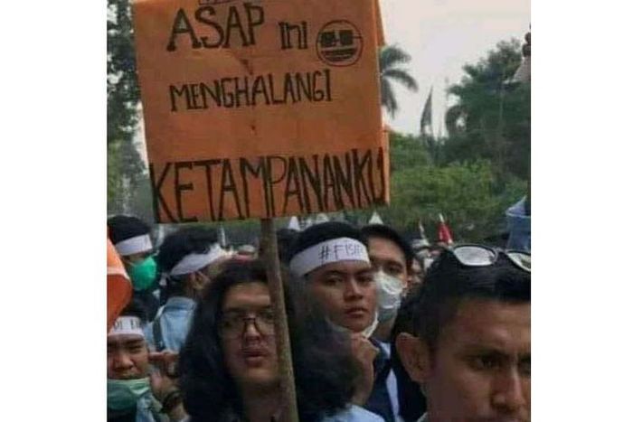 == Mahasiswa di berbagai penjuru Indonesia serempak turun ke jalan berdemonstrasi, Selasa (24/9/2019). Di antara mereka tak sedikit membawa poster bernada kocak.
