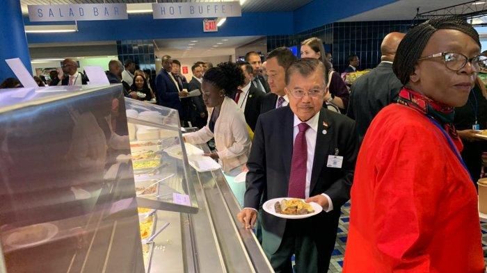 Wapres Jusuf Kalla saat ikut mengantre makanan di kantin markas PBB New York, AS.