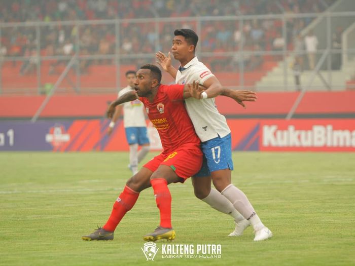 Pemain Kalteng Putra FC, Patrich Wanggai terlibat duel dengan bek PSIS Semarang, M. Rio di Stadion Toeah Pahoe, Palangka Raya, Selasa (24/9/2019)