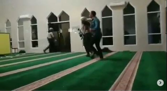 Instagram/@makassar_iinfo
Anggota Polisi masuk masjid mengenakan sepatu memukuli mahasiswa.