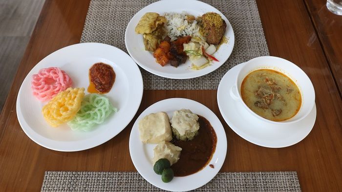 Nasi Rames, Soto Tangkar, Siomay, and rainbow crackers served at Kicir-Kicir Restaurant, Santika Premiere Hayam Wuruk