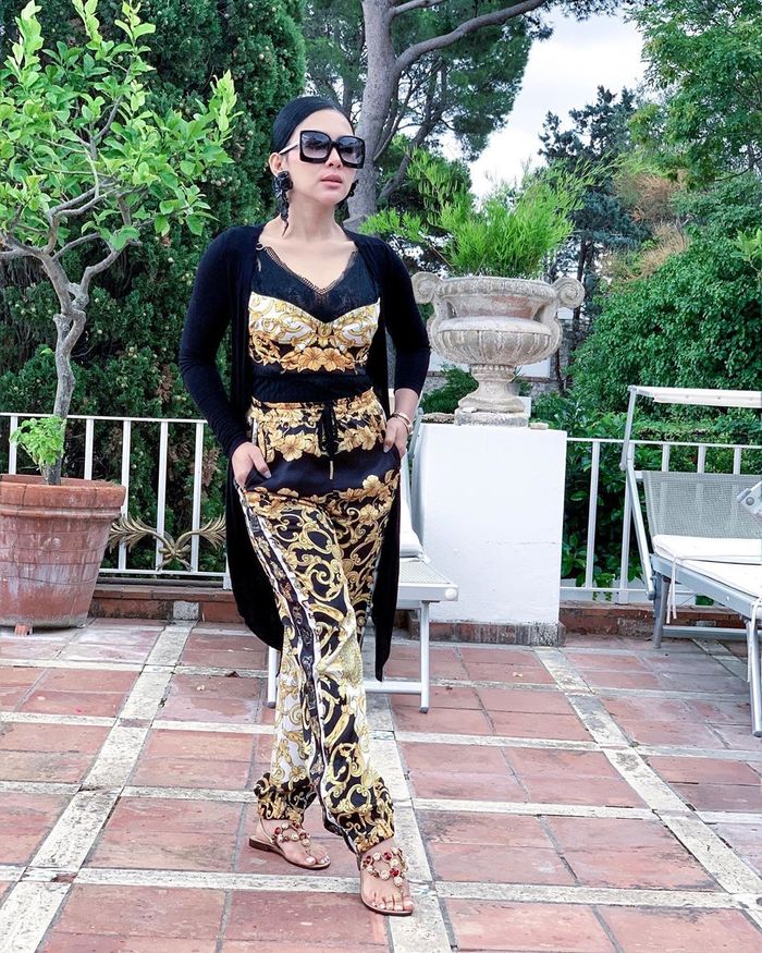 Syahrini terlihat memadukan bra tersebut dengan bawahan berupa celana motif bernuansa warna hitam dan gold
