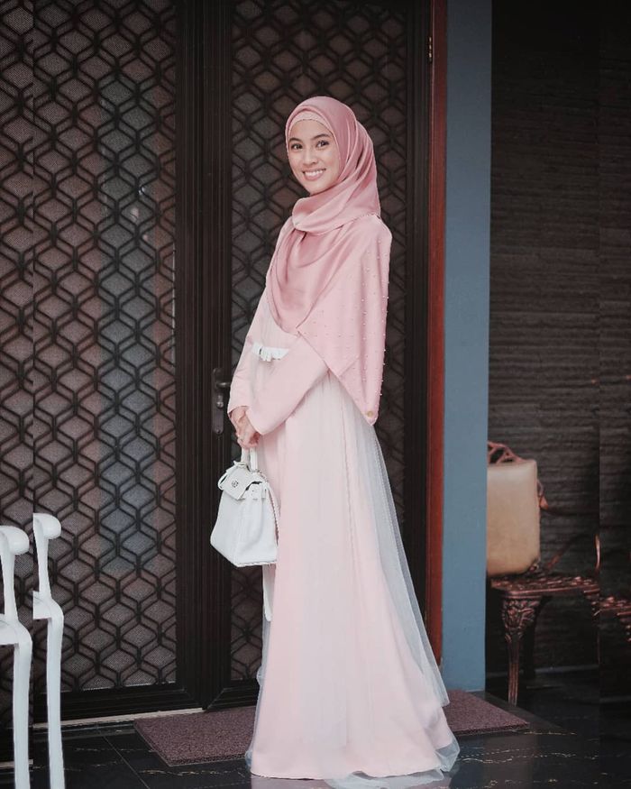 Tampilan anggun dan santun Alyssa Soebandono