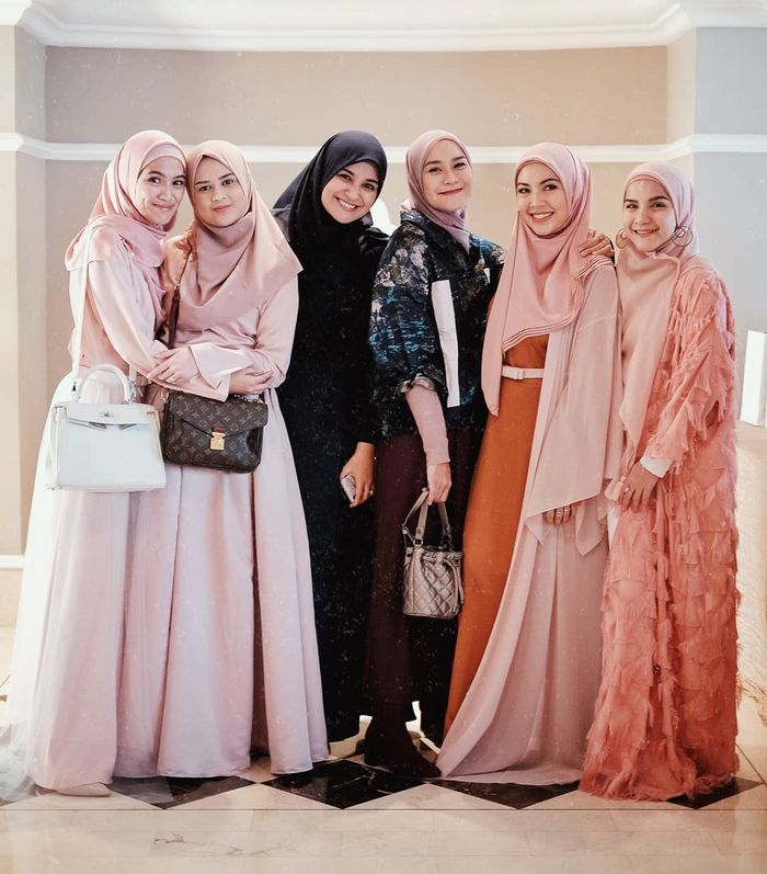 Tampilan anggun dan santun Alyssa Soebandono