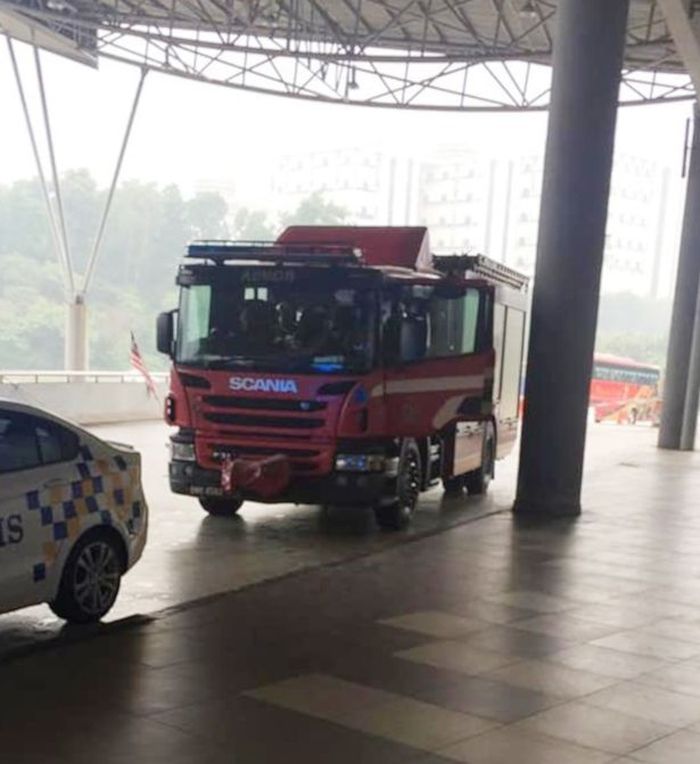 Petugas juga menyegel toilet itu setelah menemukan mayat bayi.