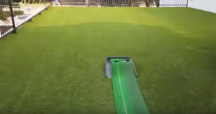 Ada juga lintasan untuk bermain golf di rooftop Devano