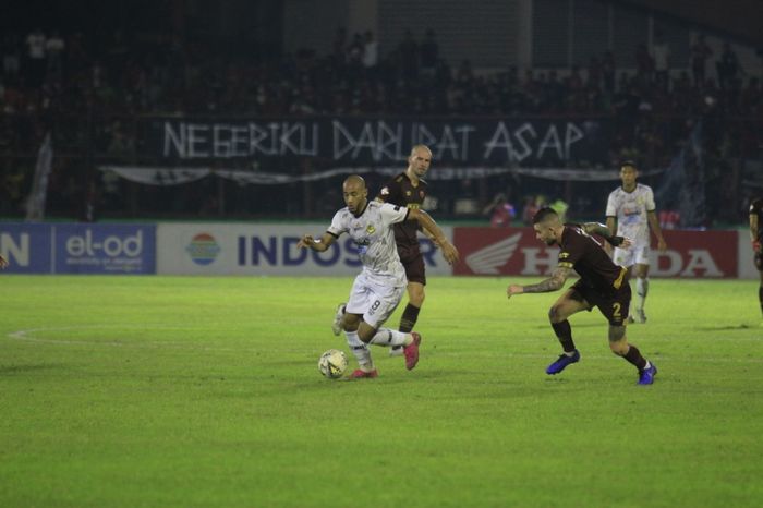 Duel Loris Arnaud (kiri) dan Aaron Evans (kanan) saat PSM Makassar menjamu Tira Persikabo, di Stadion Andi Mattalatta, Makassar, Kamis (19/9/2019).