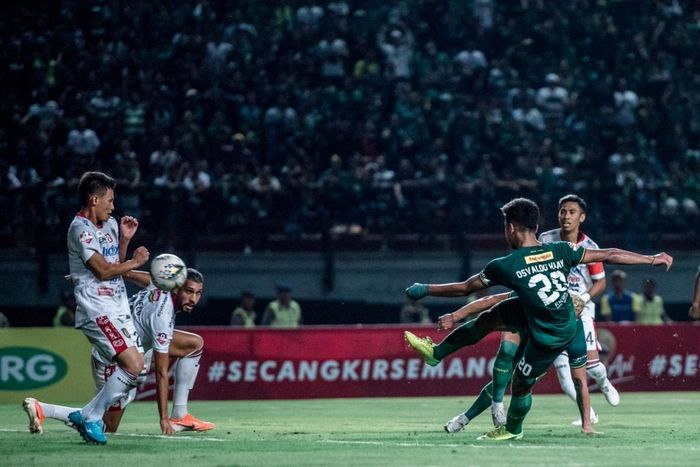 Aksi winger Persebaya Surabaya, Osvaldo Haay, saat mencetak gol ke gawang Bali United pada pekan ke-20 Liga 1 2019.
