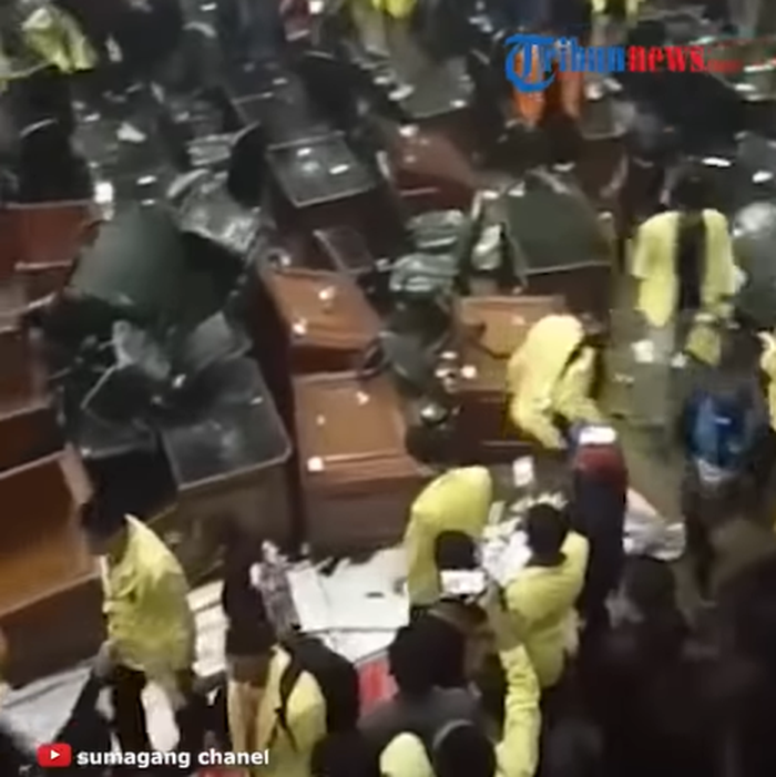 Mahasiswa yang merusak ruang di gedung DPRD Sumbar