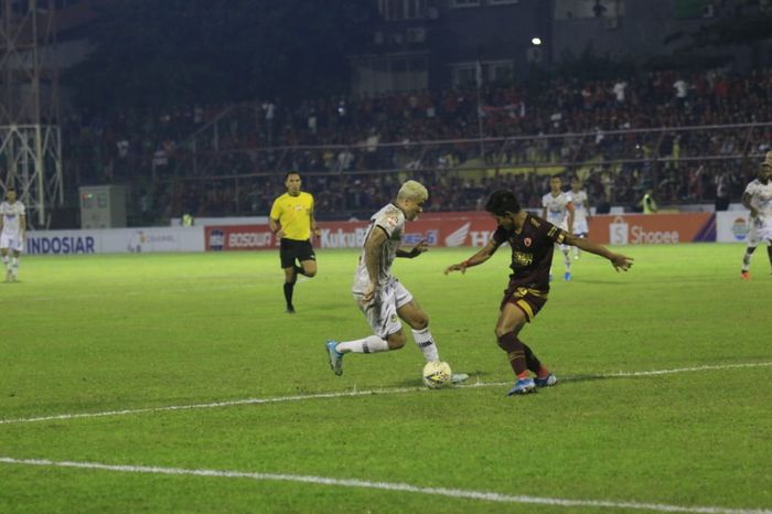 Pemain Tira Persikabo, Ciro Alves mendapat penjagaan dari pemain PSM Makassar pada pekan ke-19 Liga 1 2019 di Stadion Andi Mattalatta, Makassar, Kamis (19/9/2019).