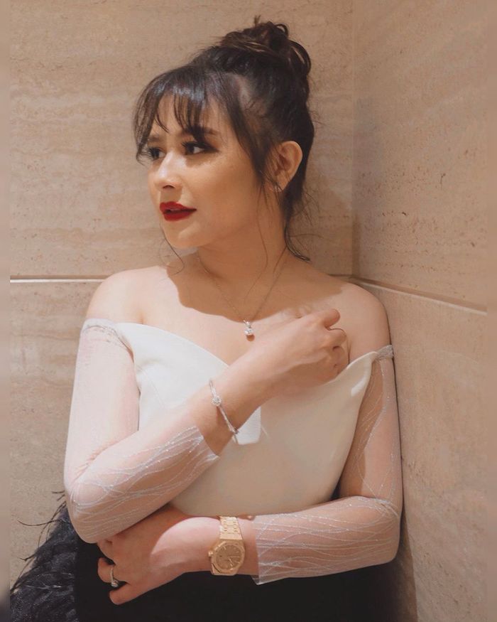 Penampilan Prilly Latuconsina dengan busana off shoulder yang seksi