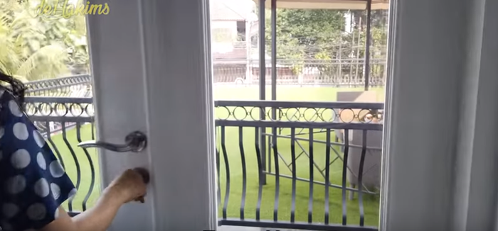 Iis Dahlia menunjukkan rooftop di kamar Devano