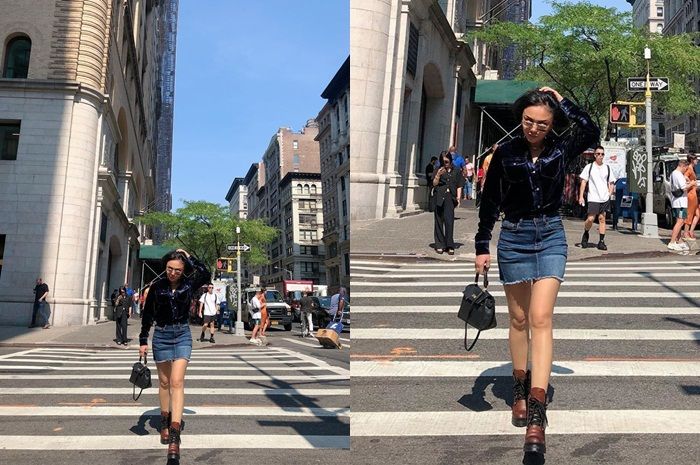Padu padan Yuni Shara yang kenakan rok jeans mini bak ABG milenial