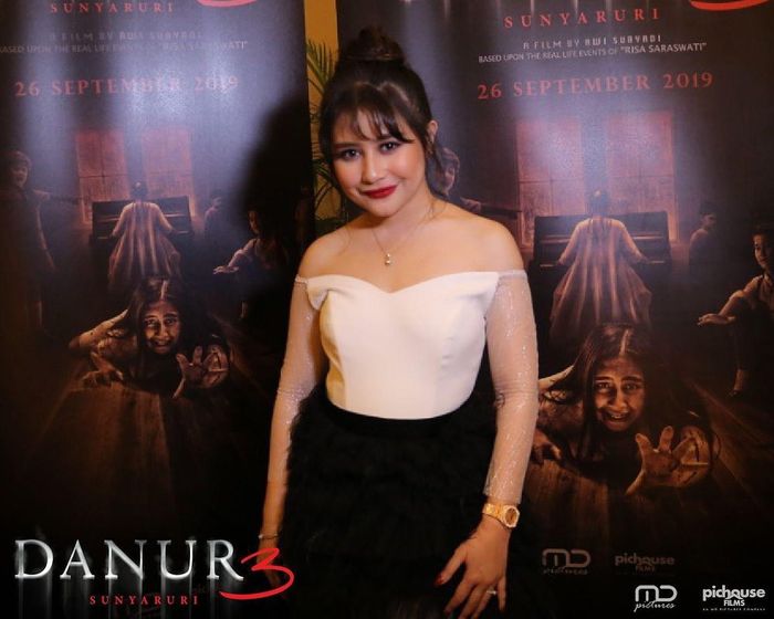 Prilly Latuconsina terlihat memesona dengan gaya makeup bold