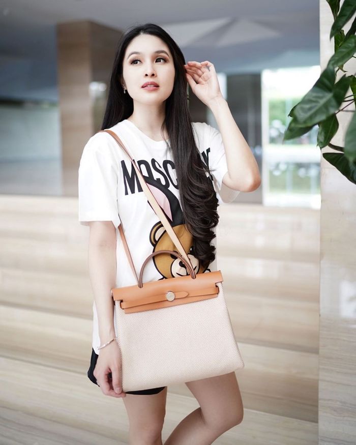 Tampilan langsing Sandra Dewi