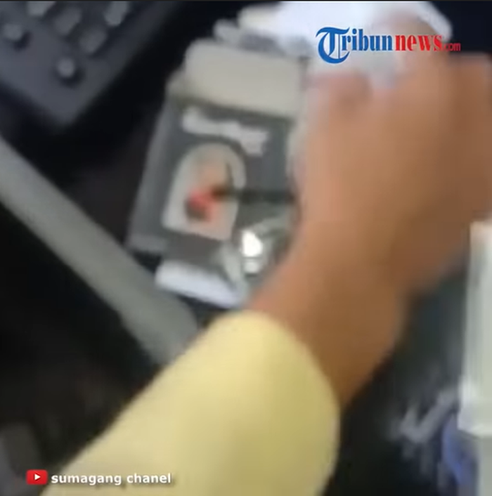 Mahasiswa malah menemukan Kondom dan tisu magic di meja salah satu pegawai