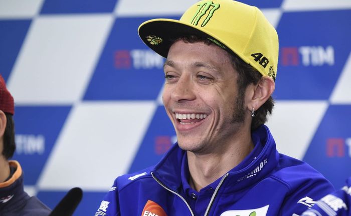 Valentino Rossi selalu memakai anting dengan dua bandulan di telinga kirinya