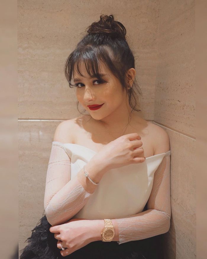 Prilly Latuconsina tampil seksi pakai busana off shoulder ketat beraksen sheer alias transparan 