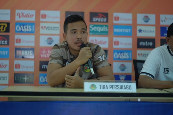 Pemain Tira Persikabo, Guntur Triaji saat memberikan keterangan pers, Kamis (25/9/2019), jelang laga kandang kontra Semen Padang.