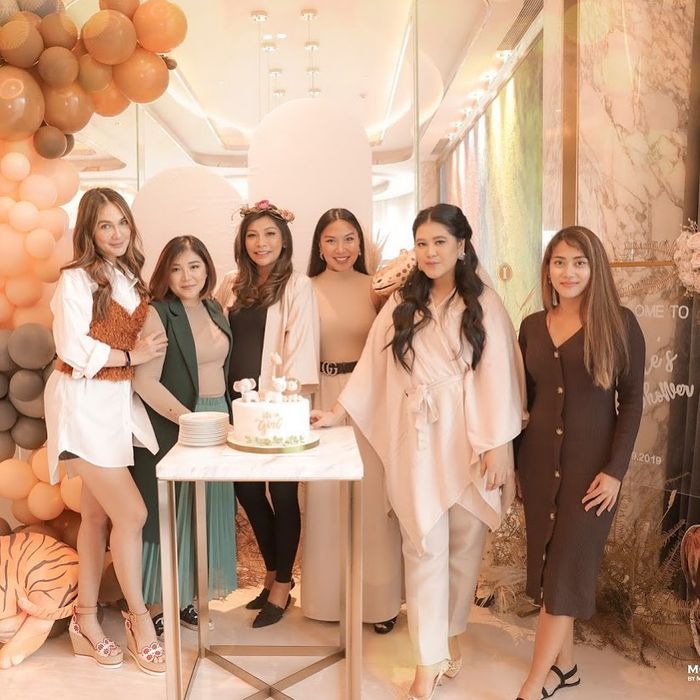 Luna Maya di acara baby shower Dr. Irene