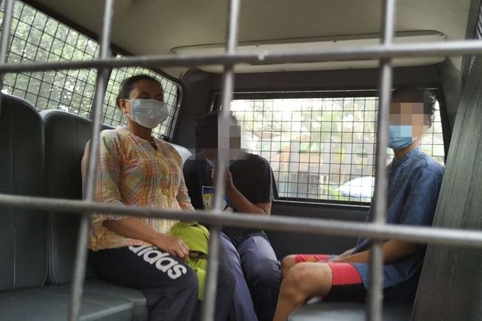 Tersangka pembunuhan dan pemerkosaan anak angkat sendiri saat akan digiring ke Polres Sukabumi Kota.