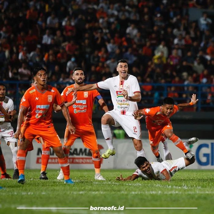 Pemain Persija Jakarta dan Borneo FC bersaing mendapatkan bola lambung dari tendangan penjuru pada pertandingan pekan ke-21 Liga 1 2019 di Stadion Segiri, Samarinda, Jumat (27/9/2019).