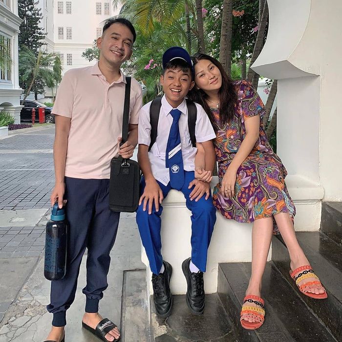 Penampilan sederhana Sarwnedah istri RUben Onsu kenakan paduan daster dan sandal rumahan mewah seharga 9 juta rupiah