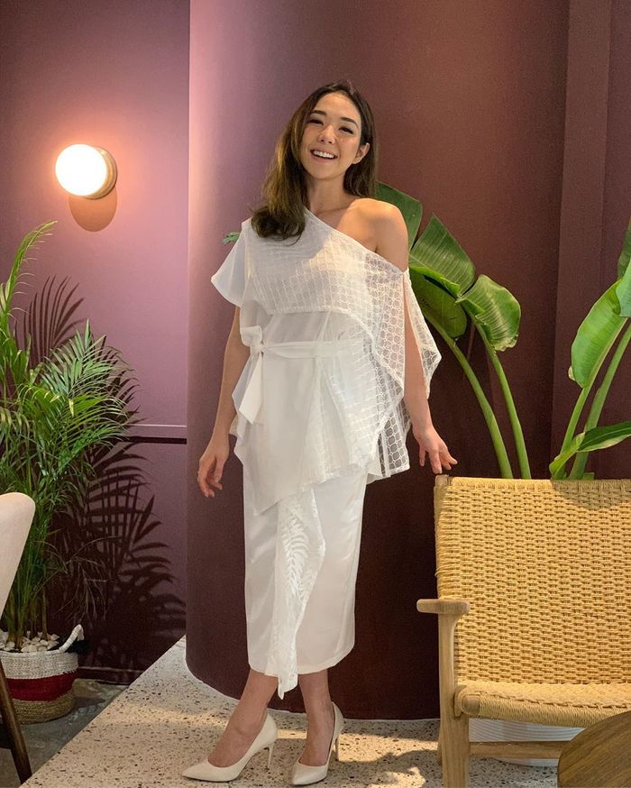 Seksinya Gisella Anastasia Pamer Pundak Mulus Pakai One Shoulder Blouse yang Jadi Sorotan