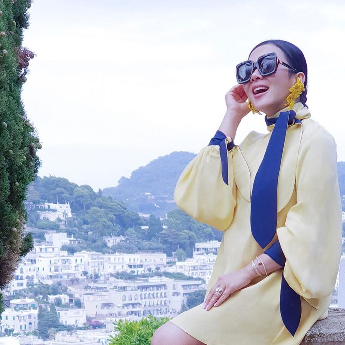 Penampilan anggun Syahrini dengan perut besar kenakan mini dress longgar yang curi perhatian