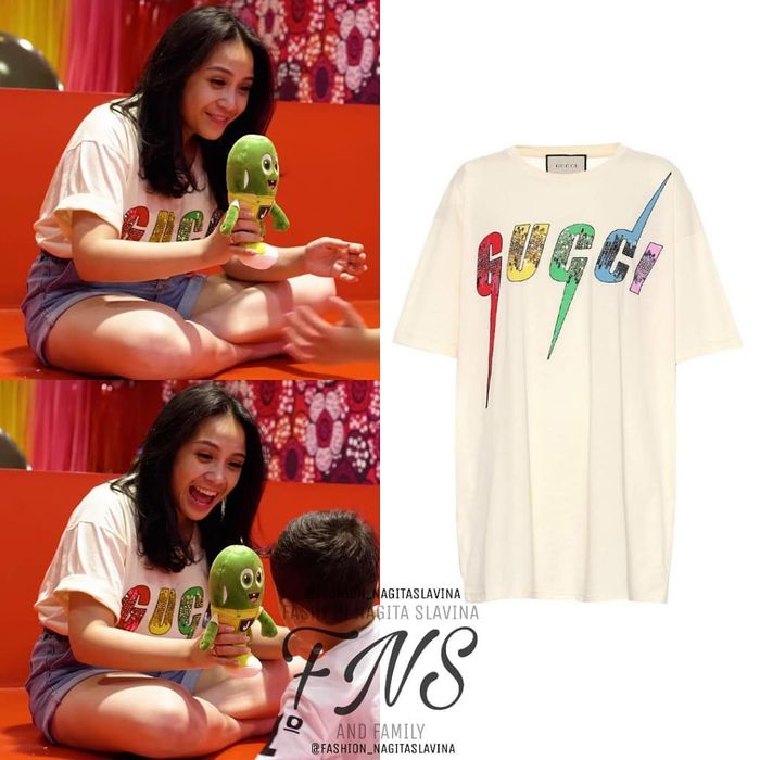 Nagita Slavina kenakan kaus oblong koleksi Oversize cotton T-shirt with Gucci Blade