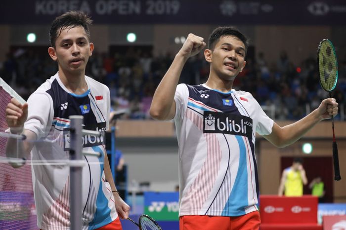 Pasangan ganda putra Indonesia, Fajar Alfian/Muhammad Rian Ardianto, melakukan selebrasi setelah memenangi laga melawan Li Junhui/Liu Yuchen pada babak semifinal Korea Open 2019.