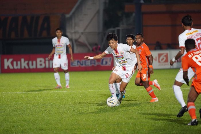 Aksi pemain Persija Jakarta Feby Eka Putra saat timnya dijamu Borneo FC, pekan ke-21 Liga 1 2019 di Stadion Segiri, Samarinda, Jumat (27/9/2019).