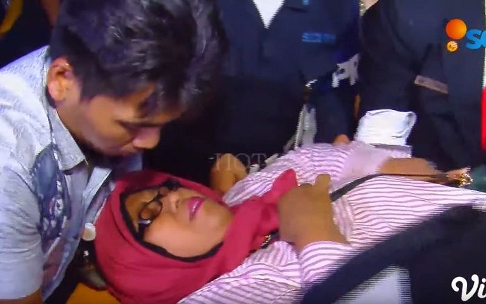 Ibunda Bebby Fey dibawa ke rumah sakit menggunakan ambulans