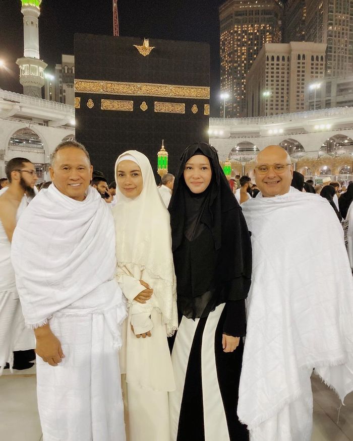 Umroh berempat: Indra Bakrie, Gaby Bakrie, Maia Estianty, dan Irwan Mussry.